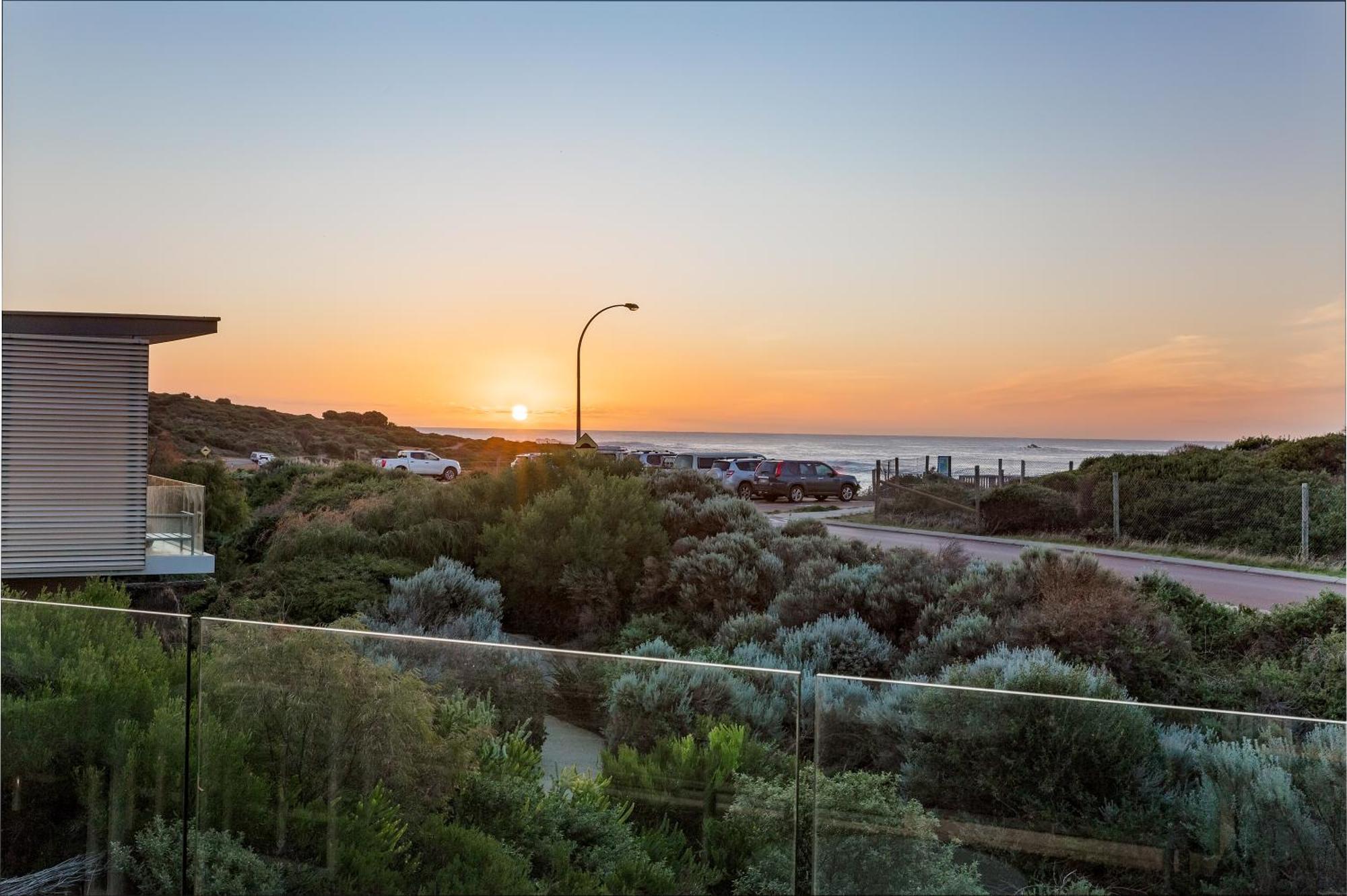 Smiths Beach Resort Yallingup Εξωτερικό φωτογραφία Sunset at the Bay of Shoals