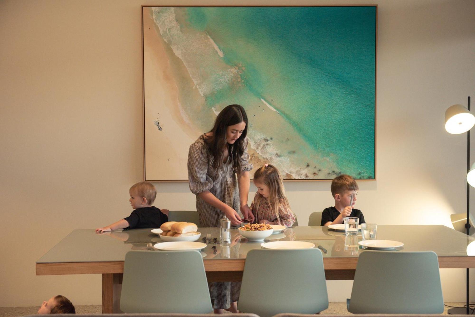 Smiths Beach Resort Yallingup Εξωτερικό φωτογραφία A family at the dining table